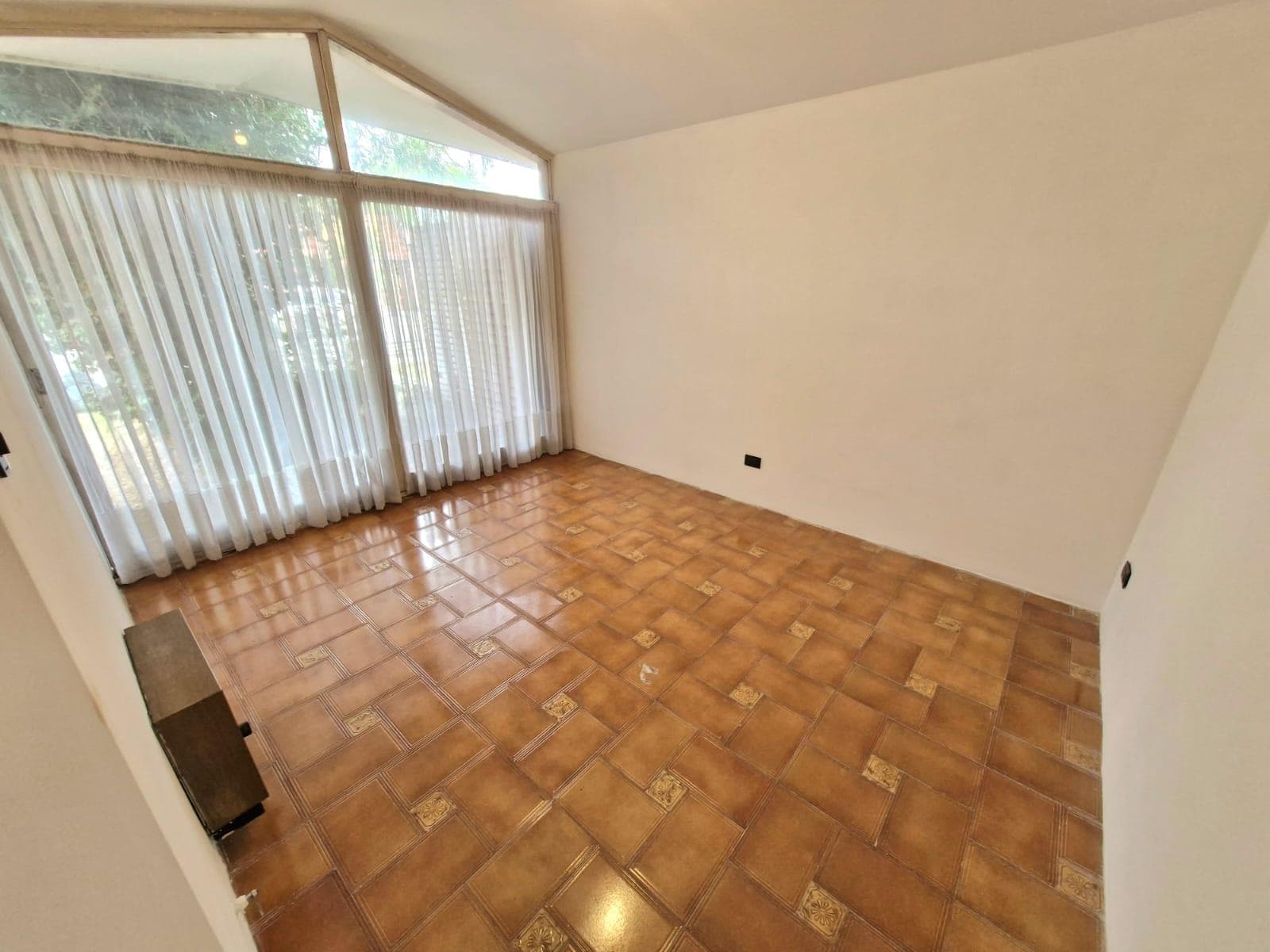 HOUSE FOR SALE IN CERRO DE LAS ROSAS - 4 BEDROOMS - 322 M2 INTERIOR AREA - 595 M2 LOT SIZE