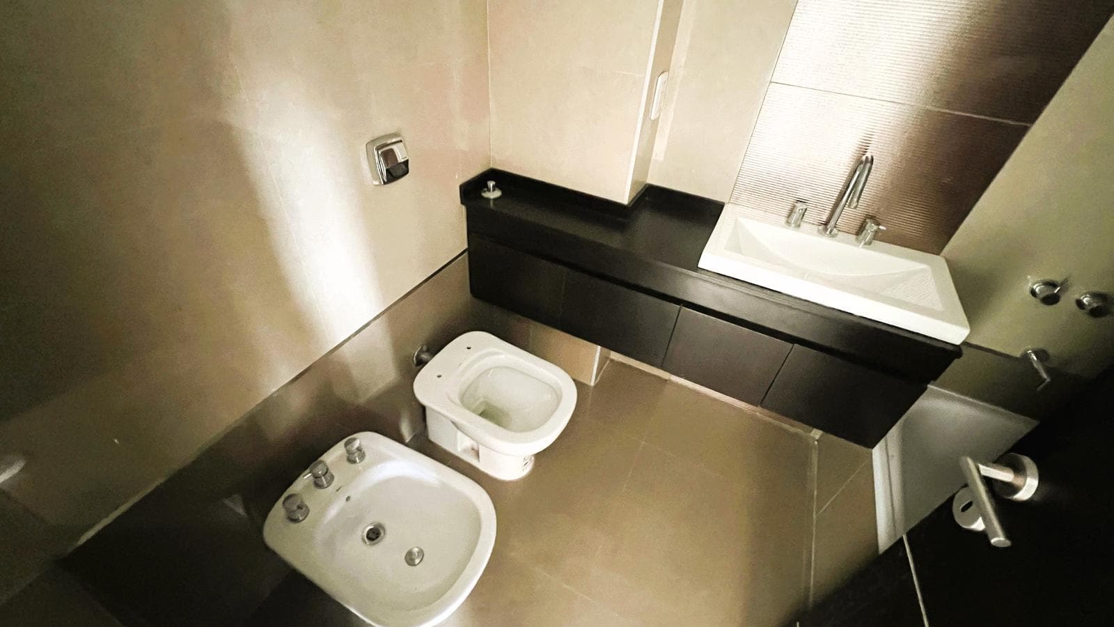 For Sale with Rental Income: 2-room apartment with full amenities in Haedo