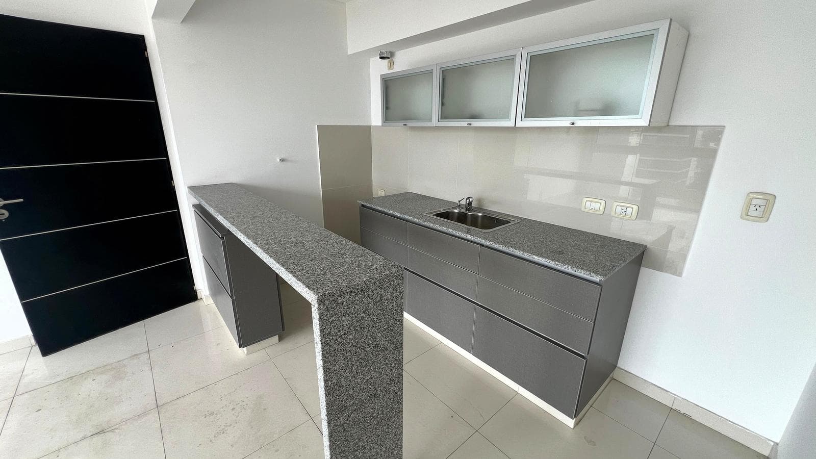 For Sale with Rental Income: 2-room apartment with full amenities in Haedo