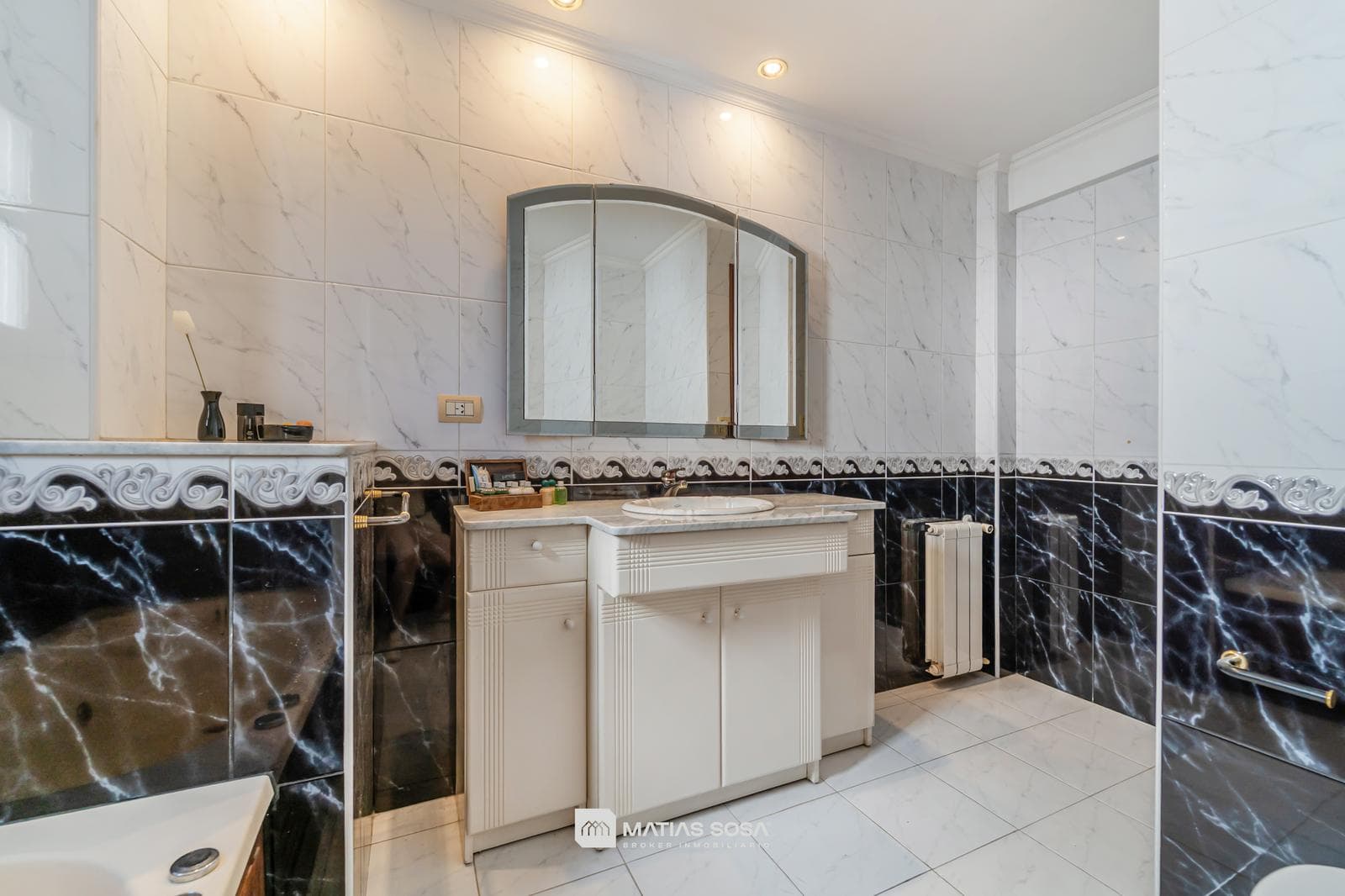 For Sale - Apartment - 3 Rooms – In Impeccable Condition - Plaza Rocha - Financing Available