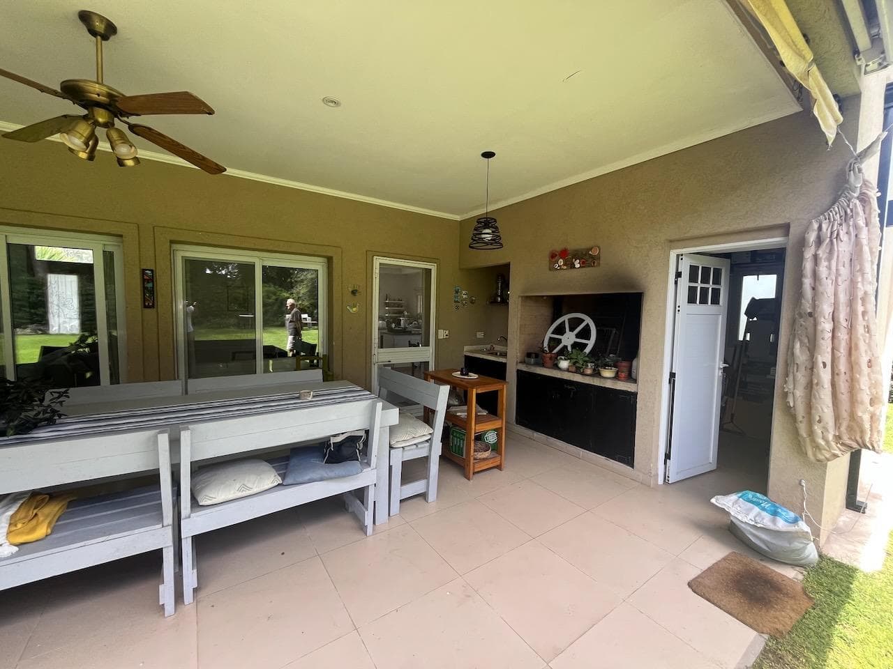 House for Sale: 3 bedrooms, North-facing lot, separate kitchen. Gated Community, Escobar