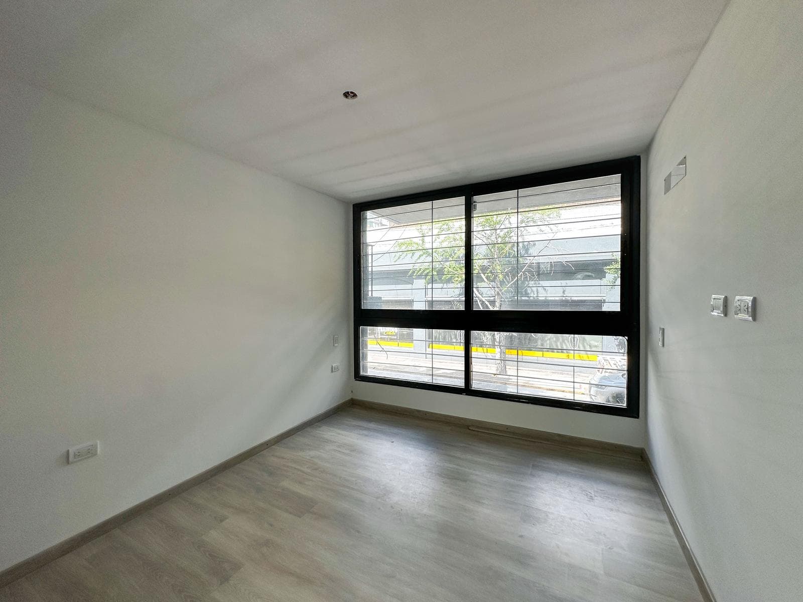 1-bedroom apartment facing the street with amenities in the riverfront area
