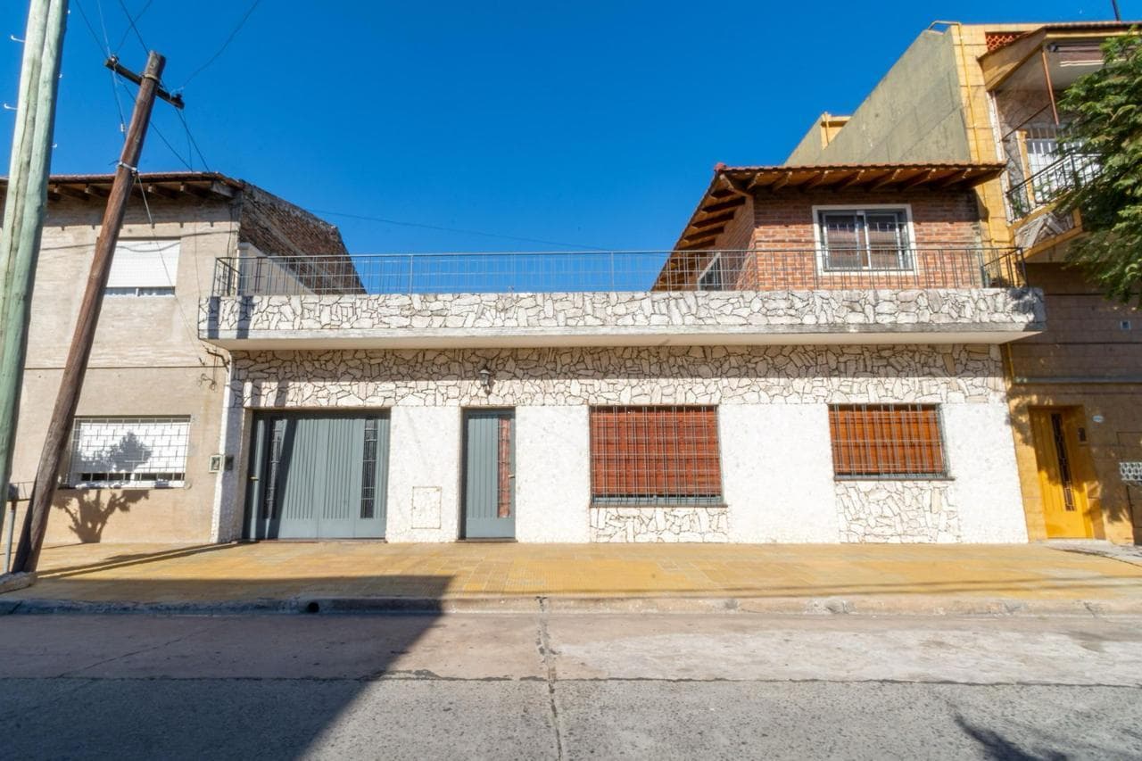 House for Sale: 3 rooms, 2 bedrooms, living room, garage, bathroom, half-bath, laundry room, grill, terrace, and patio