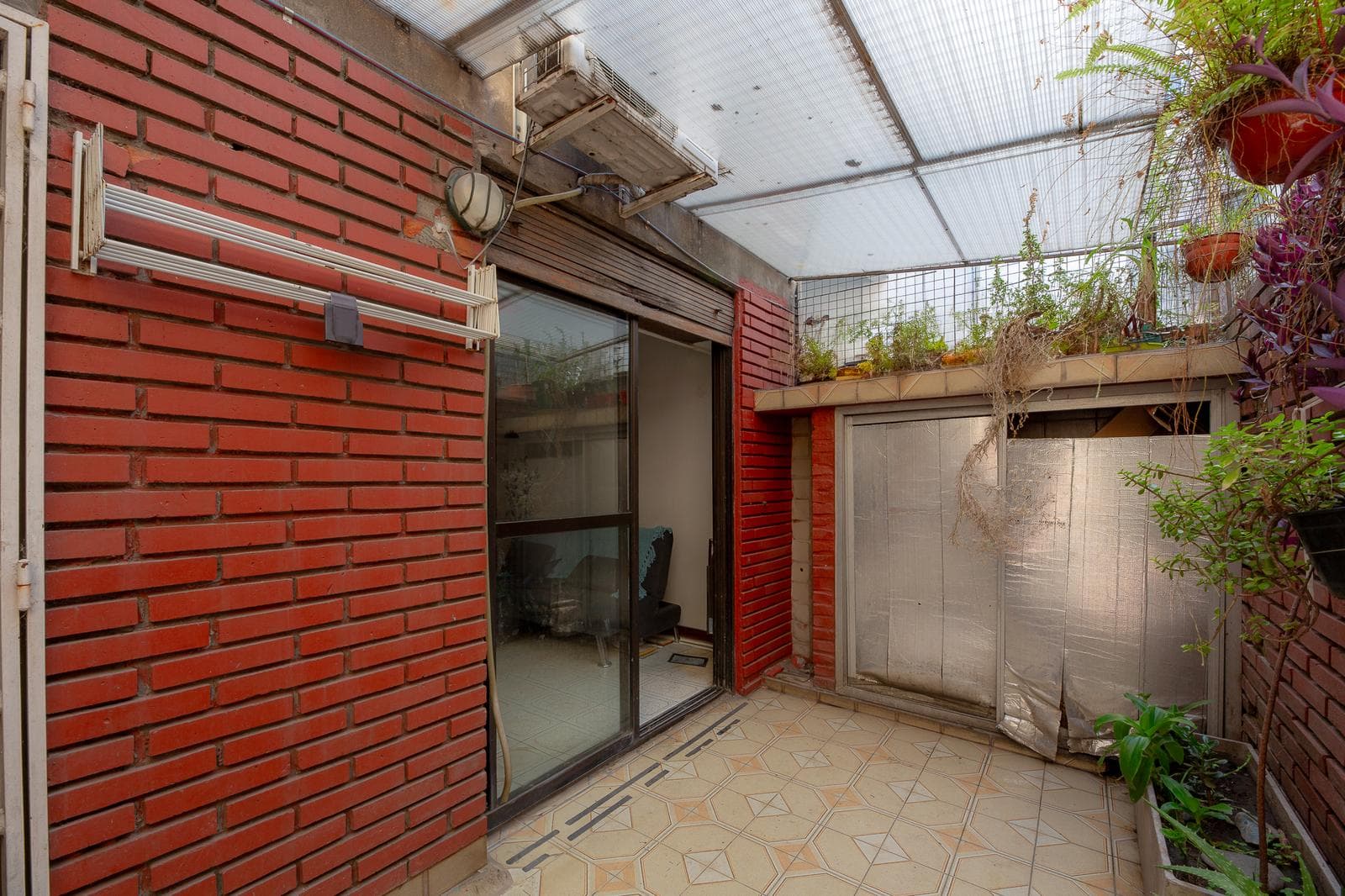 3-room, two-story house with a patio and barbecue in Flores – Qualifies for financing – Needs renovation