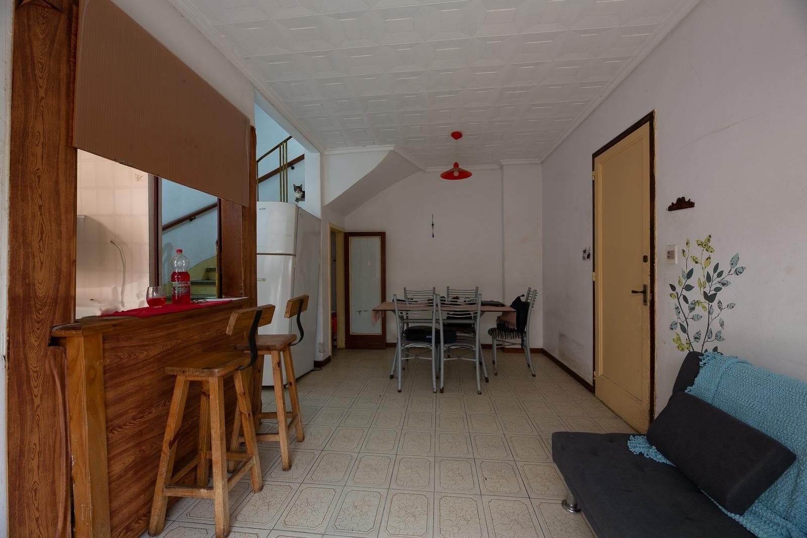 3-room, two-story house with a patio and barbecue in Flores – Qualifies for financing – Needs renovation