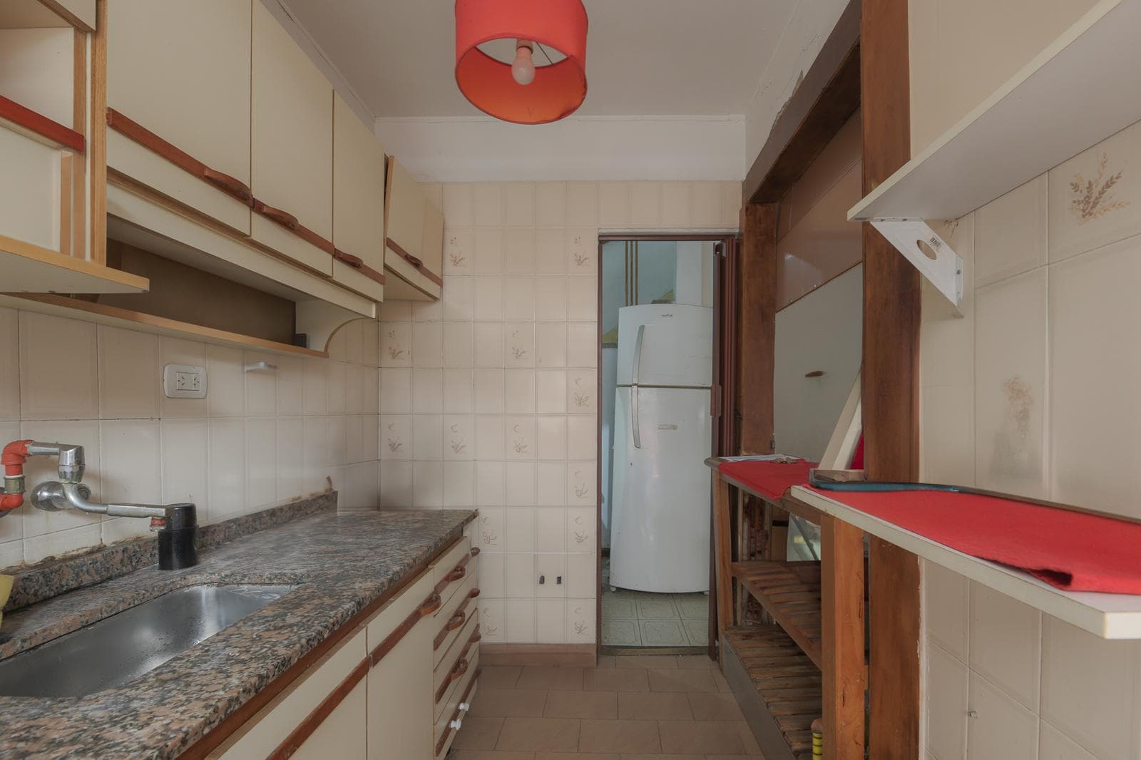 3-room, two-story house with a patio and barbecue in Flores – Qualifies for financing – Needs renovation