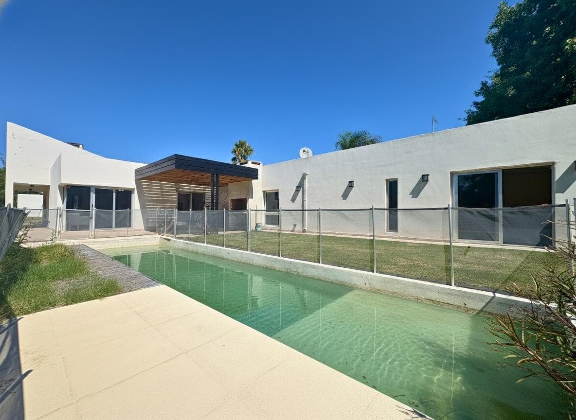 Three-Bedroom House for Sale with En-Suite Bathrooms and Pool in Miraflores, Funes Hills