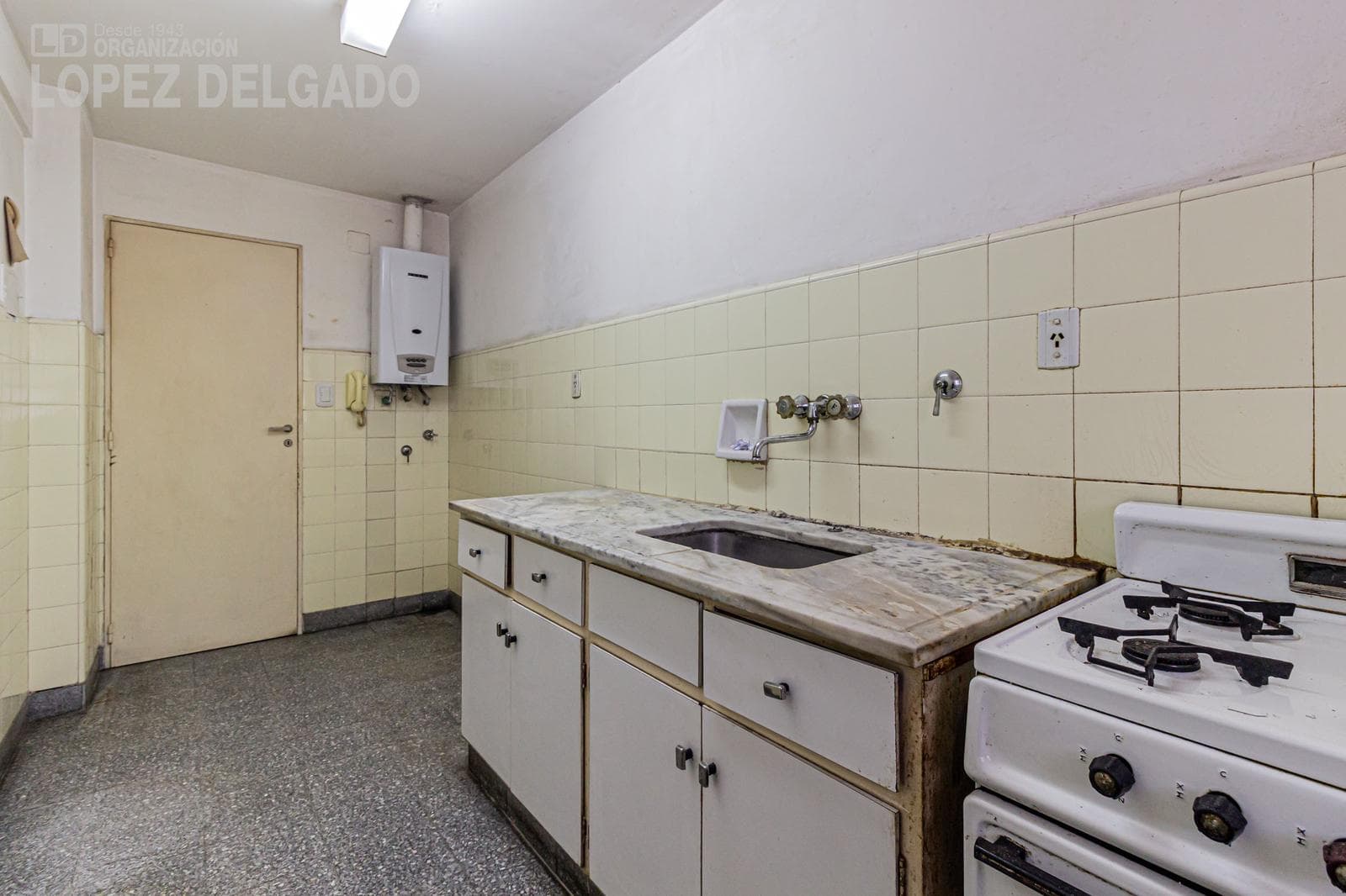 3-bedroom apartment with a wrap-around balcony in Villa Santa Rita. Financing available.