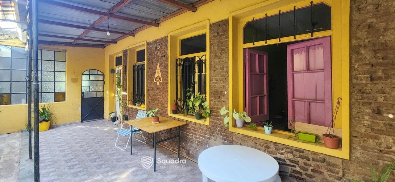 FOR SALE | TRADE - 2-bedroom house with a garage and a commercial space in front - Alberdi, Rosario.