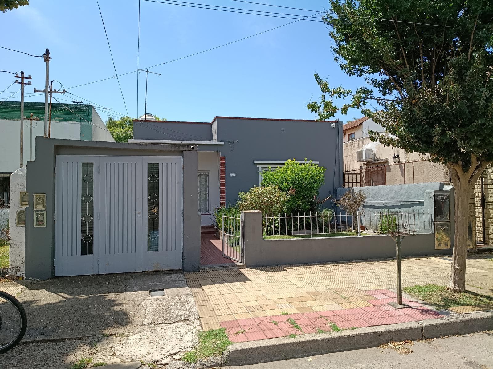 For Sale - 3-room penthouse in San Isidro, street-facing with a patio, no maintenance fees