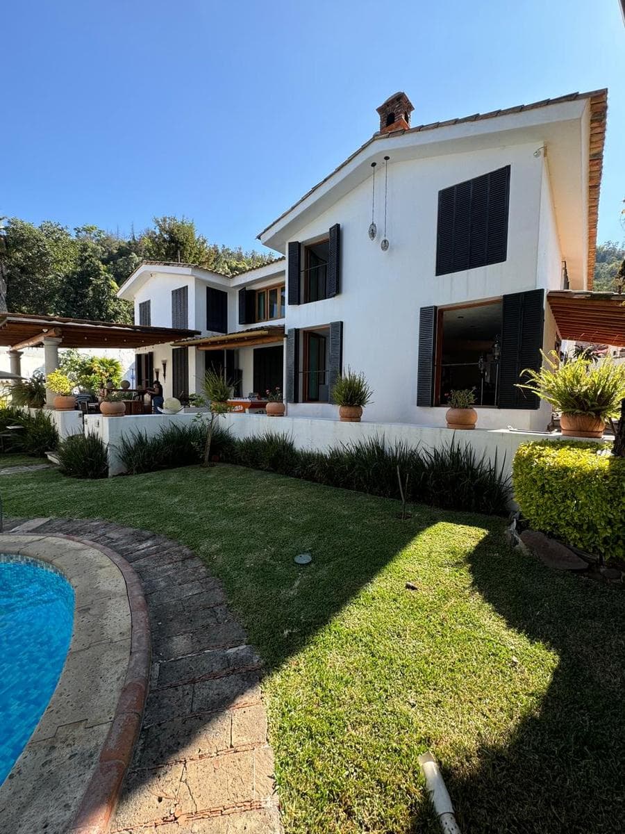 House for Sale with Pool in Prados del Campestre