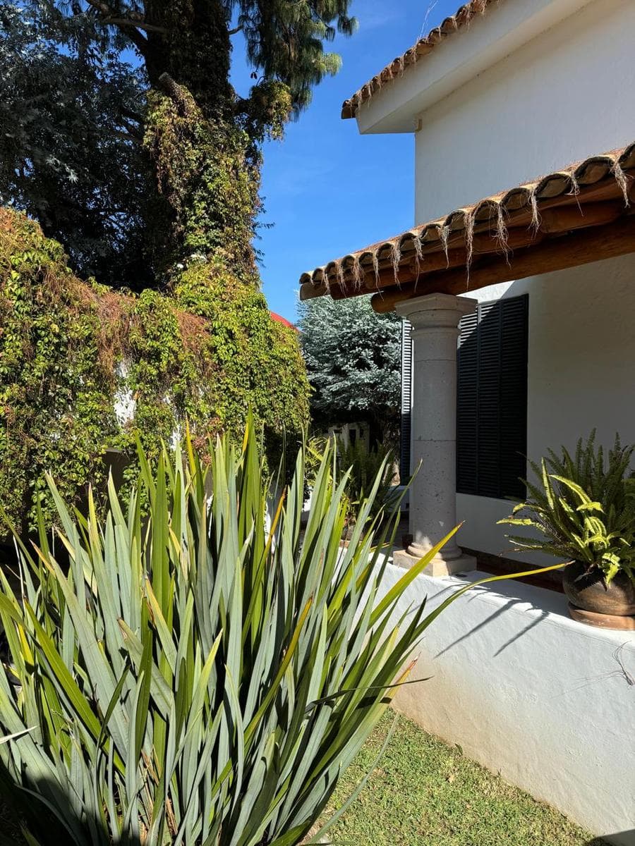 House for Sale with Pool in Prados del Campestre