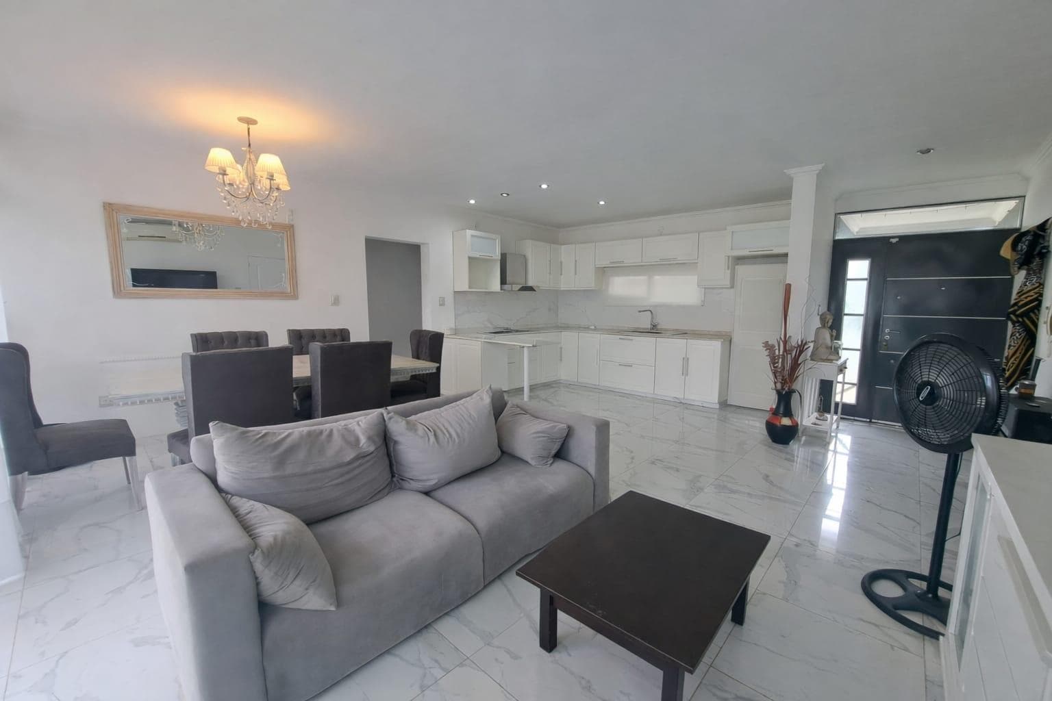 FOR SALE: 2-bedroom house with a park and pool. Las Acequias, Roldán.