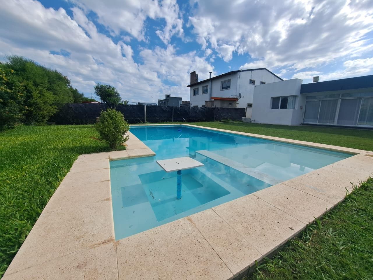 FOR SALE: 2-bedroom house with a park and pool. Las Acequias, Roldán.