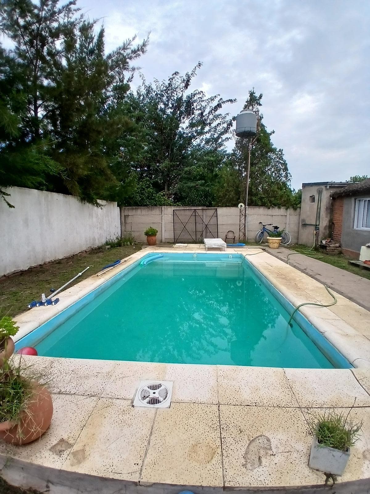 Casa con un segundo departamento, con parque, pileta y escritura Domselaar