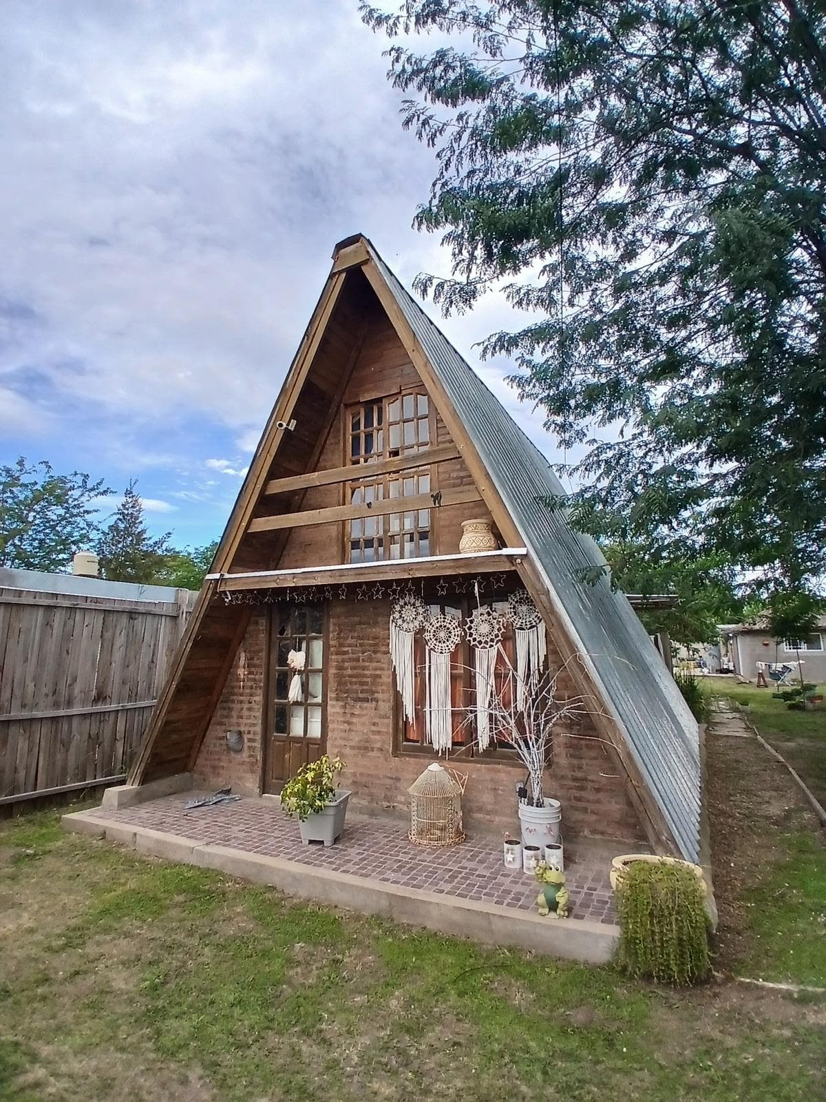 Casa con un segundo departamento, con parque, pileta y escritura Domselaar