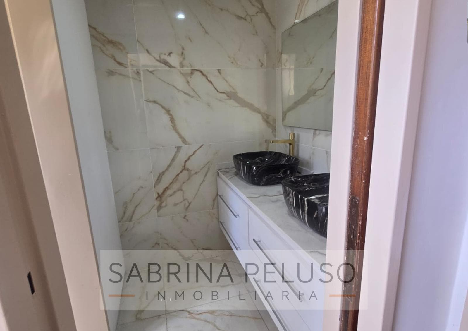 Mansion for Sale in Castelar: 6 Bedrooms, Pool, Barbecue Area, Garages
