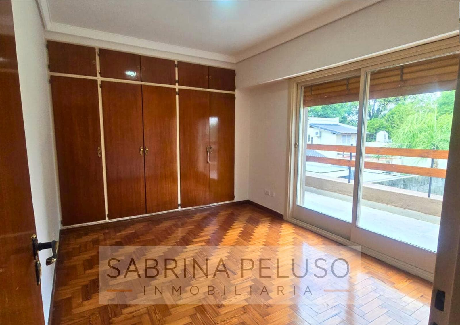 Mansion for Sale in Castelar: 6 Bedrooms, Pool, Barbecue Area, Garages