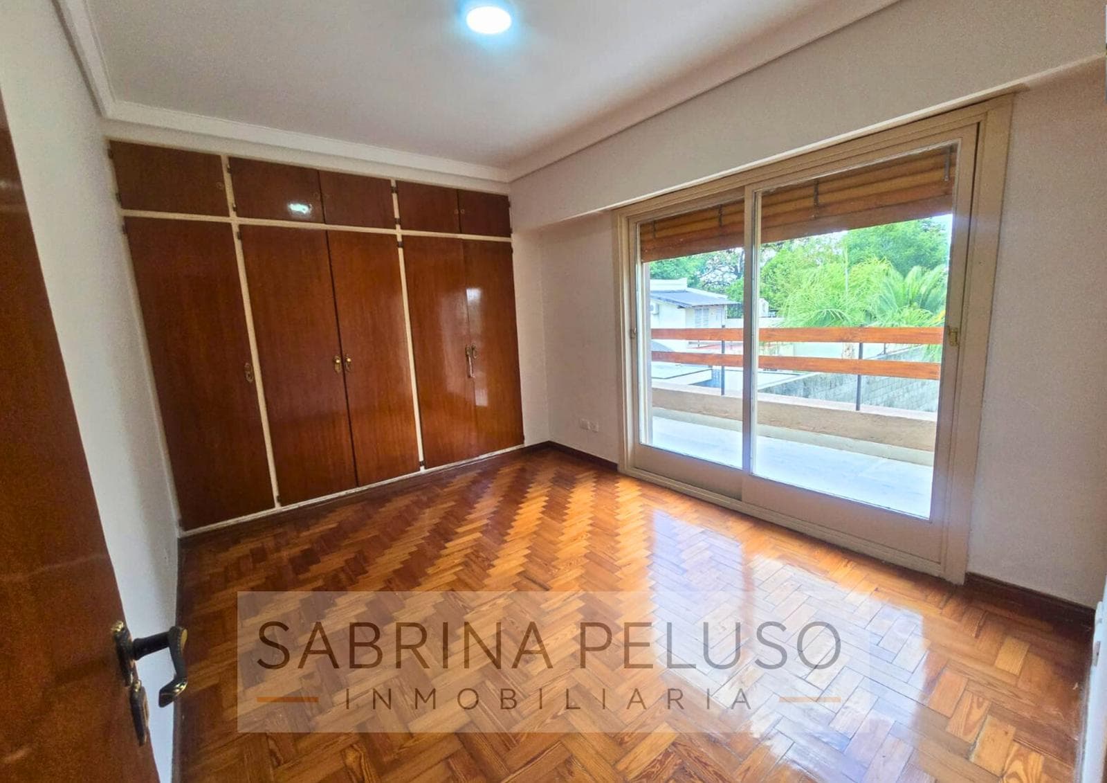 Mansion for Sale in Castelar: 6 Bedrooms, Pool, Barbecue Area, Garages