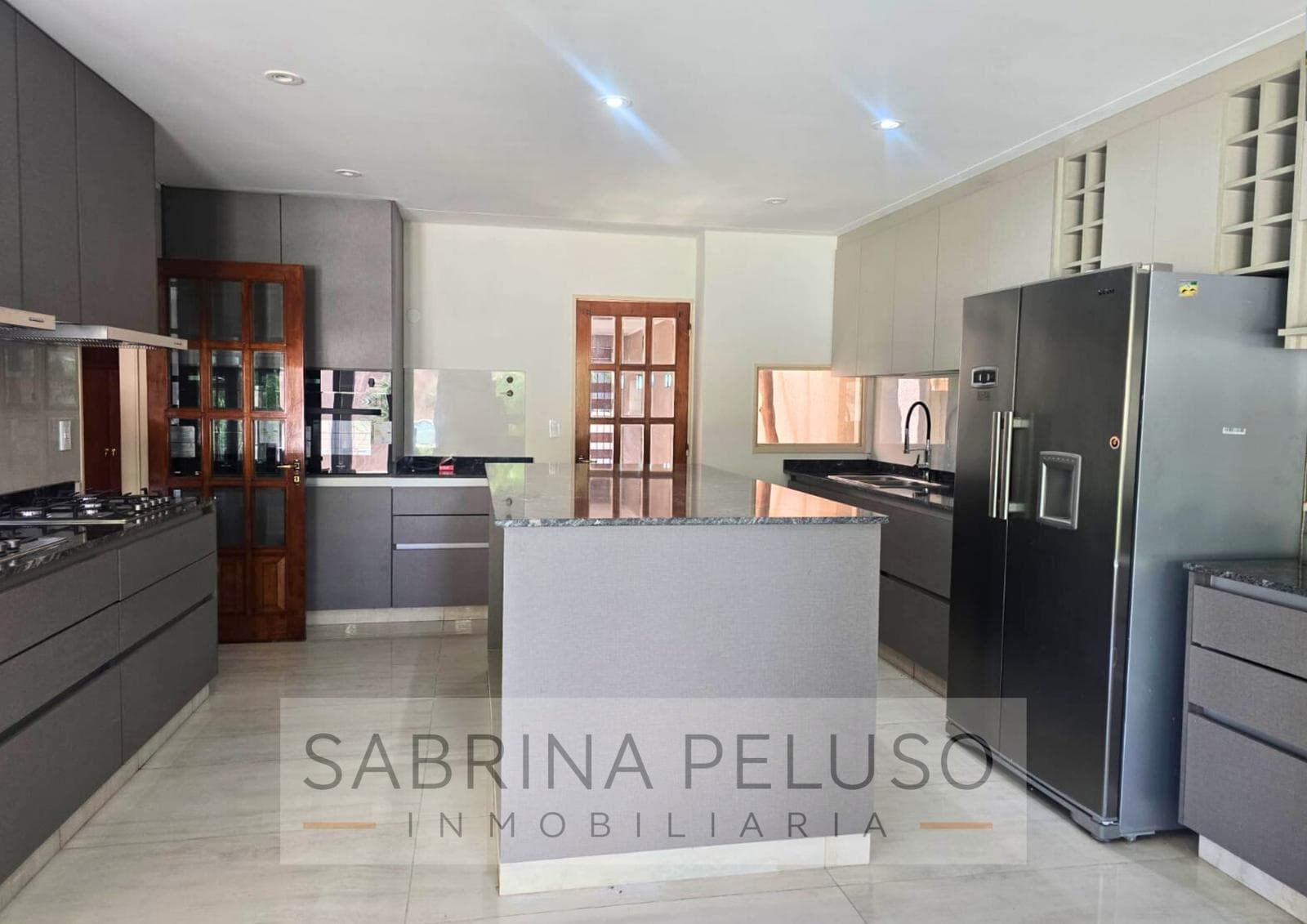 Mansion for Sale in Castelar: 6 Bedrooms, Pool, Barbecue Area, Garages