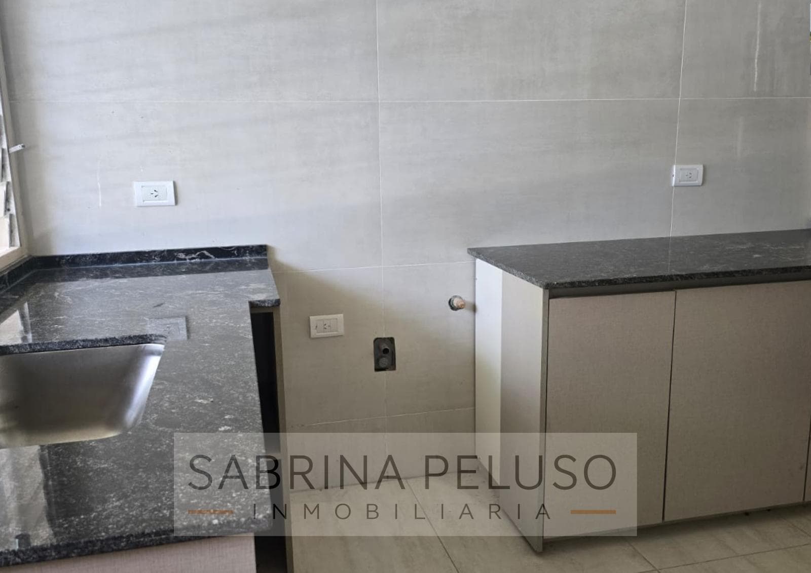 Mansion for Sale in Castelar: 6 Bedrooms, Pool, Barbecue Area, Garages