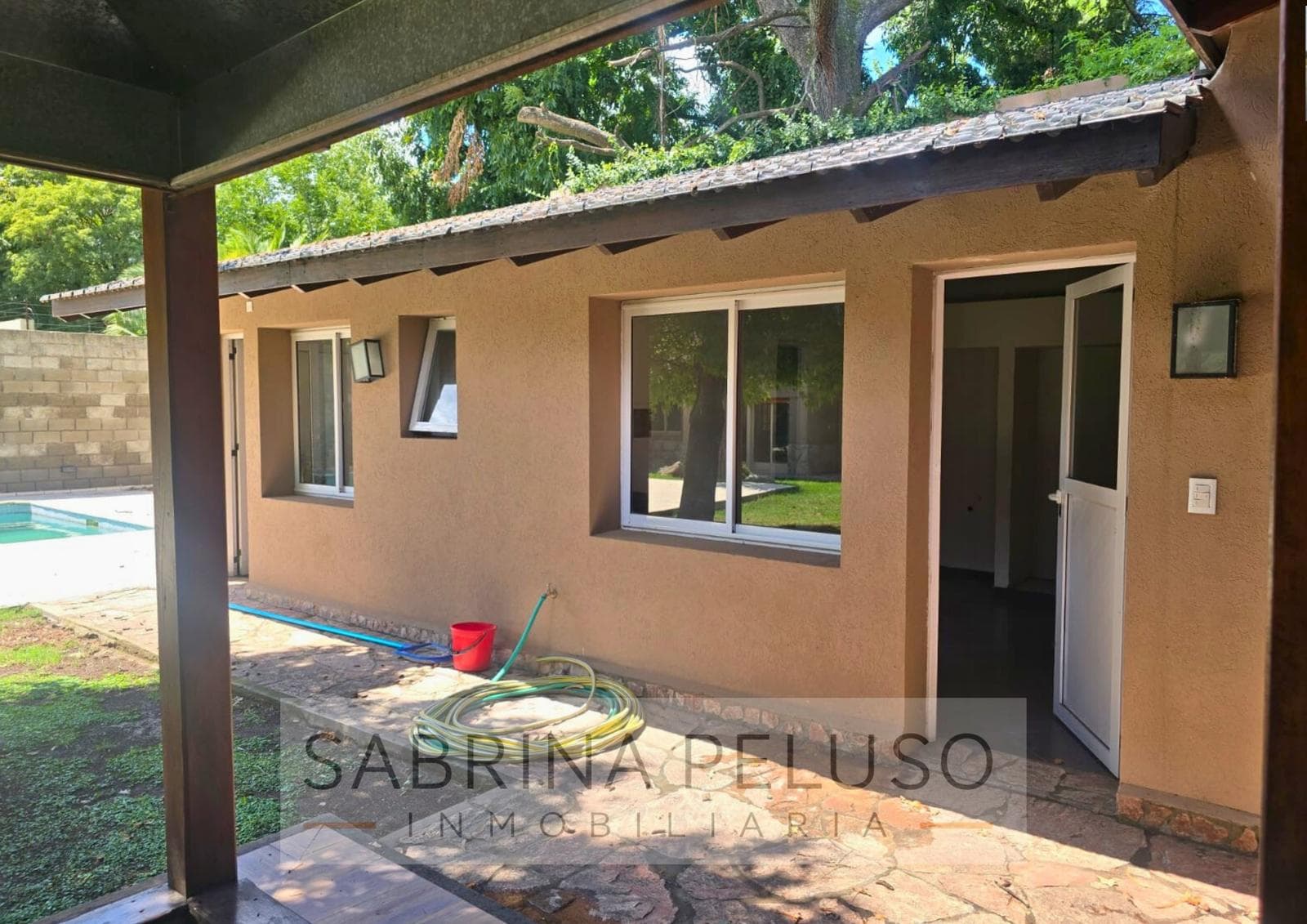 Mansion for Sale in Castelar: 6 Bedrooms, Pool, Barbecue Area, Garages