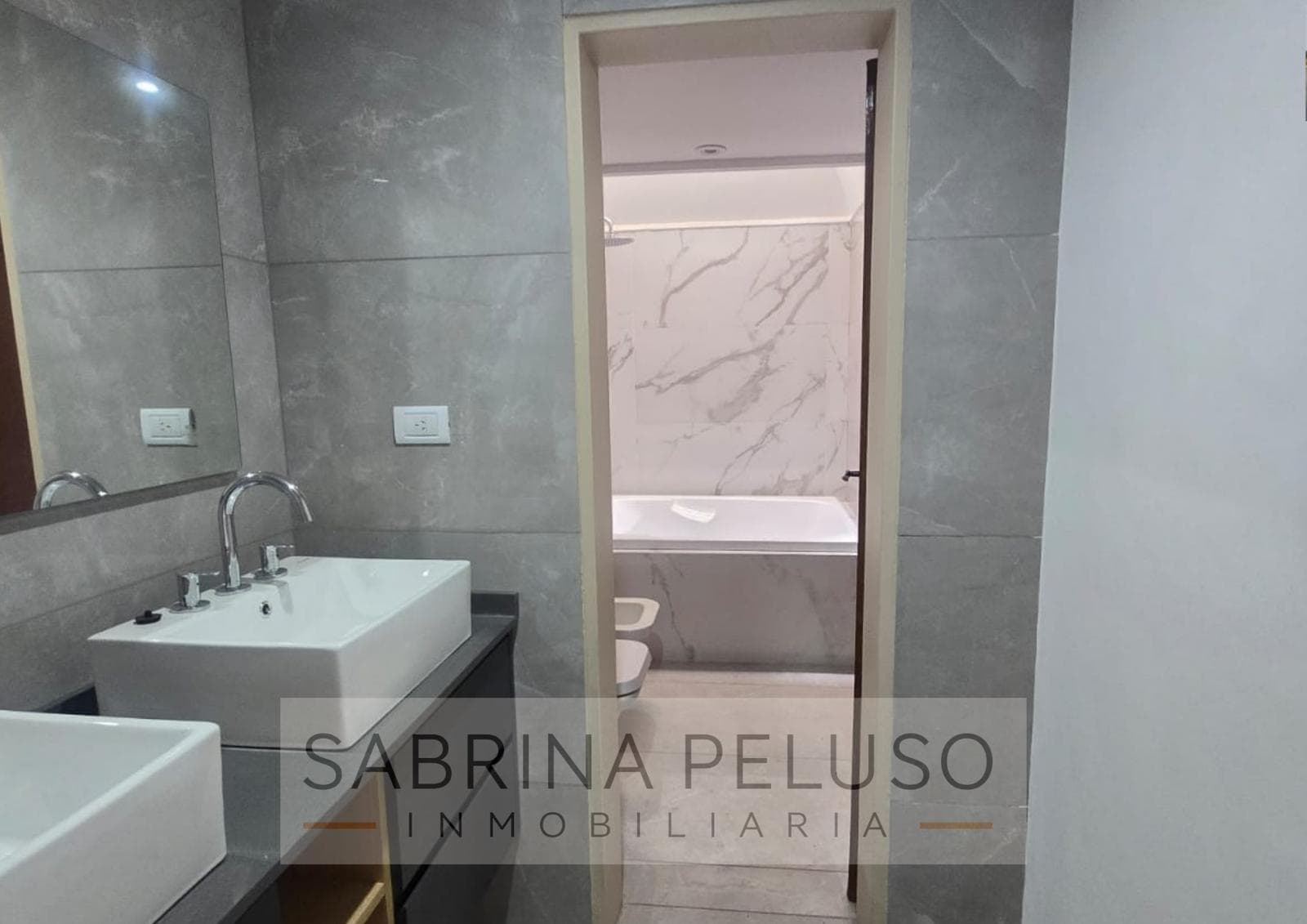 Mansion for Sale in Castelar: 6 Bedrooms, Pool, Barbecue Area, Garages