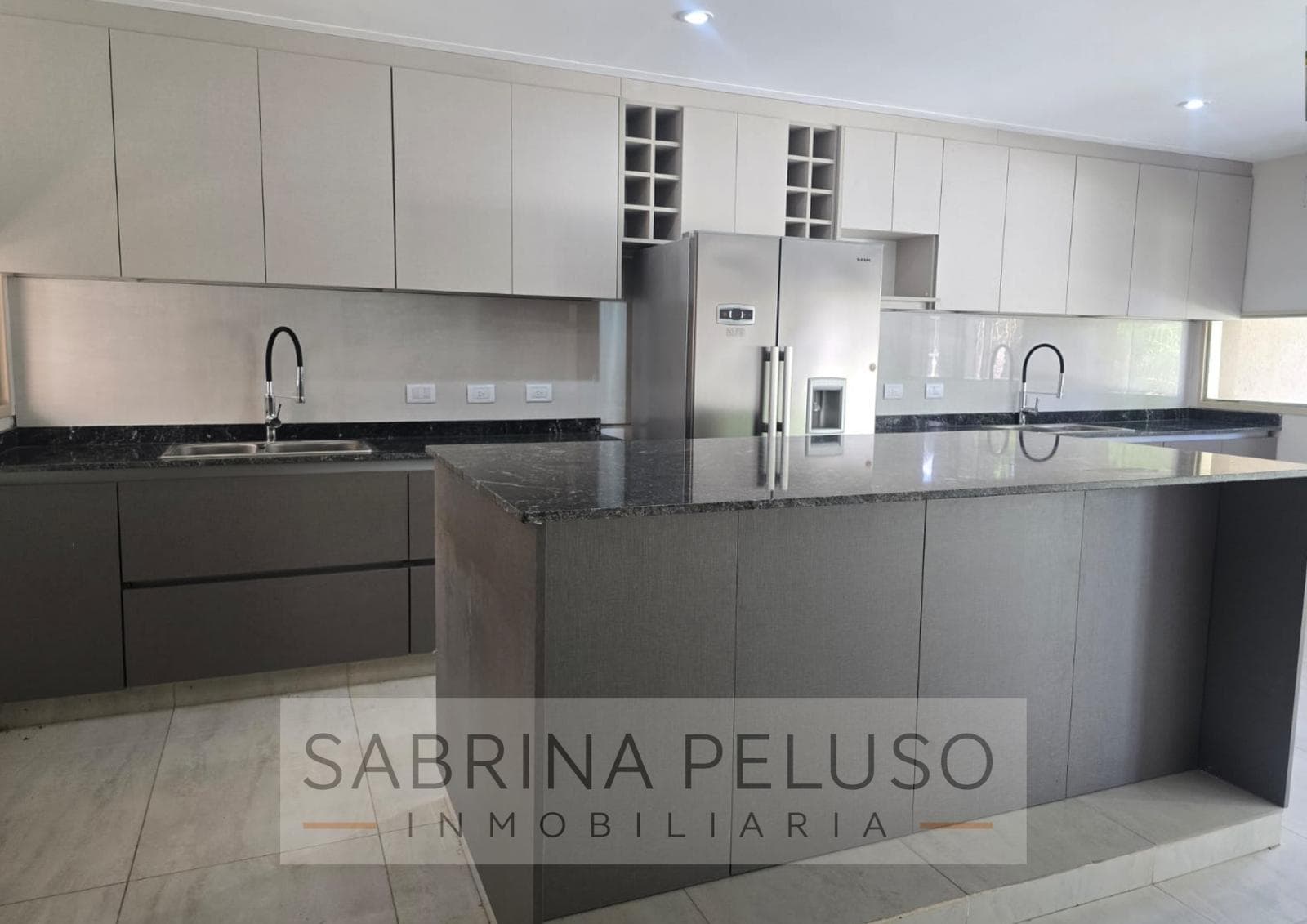 Mansion for Sale in Castelar: 6 Bedrooms, Pool, Barbecue Area, Garages