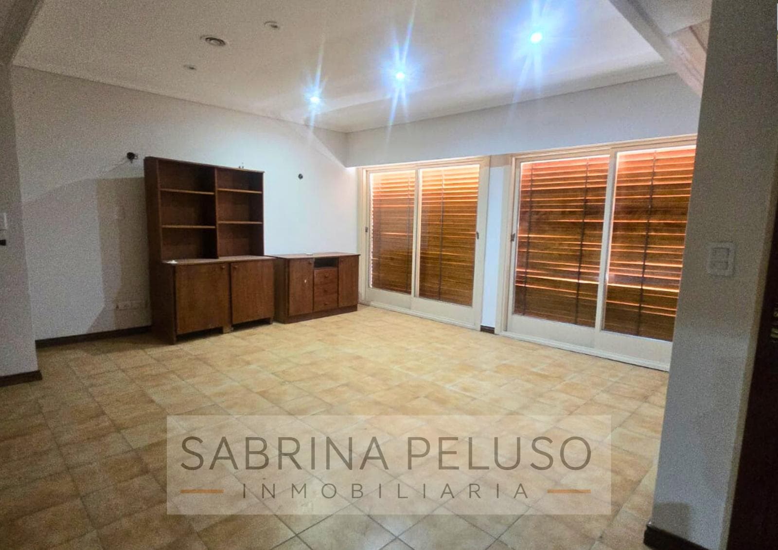 Mansion for Sale in Castelar: 6 Bedrooms, Pool, Barbecue Area, Garages