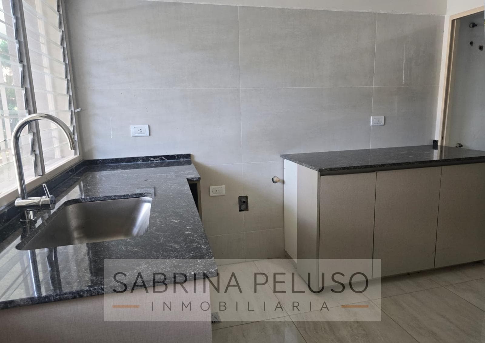 Mansion for Sale in Castelar: 6 Bedrooms, Pool, Barbecue Area, Garages
