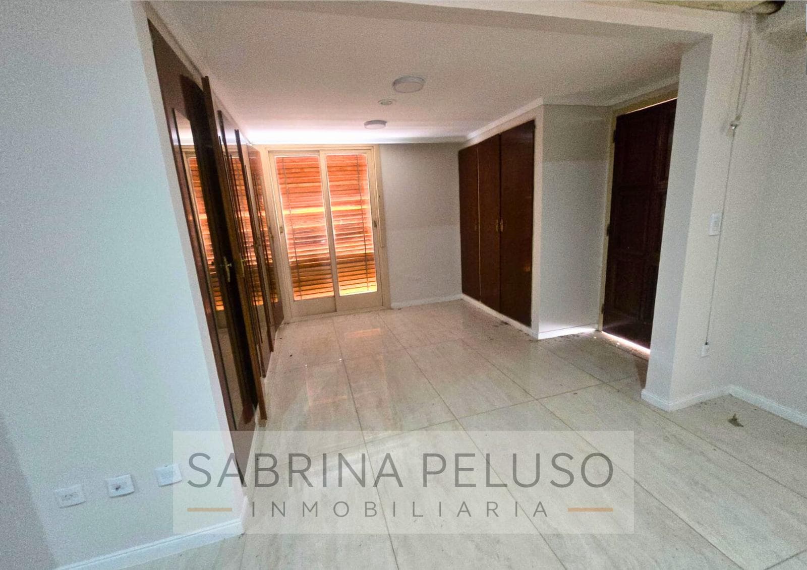 Mansion for Sale in Castelar: 6 Bedrooms, Pool, Barbecue Area, Garages