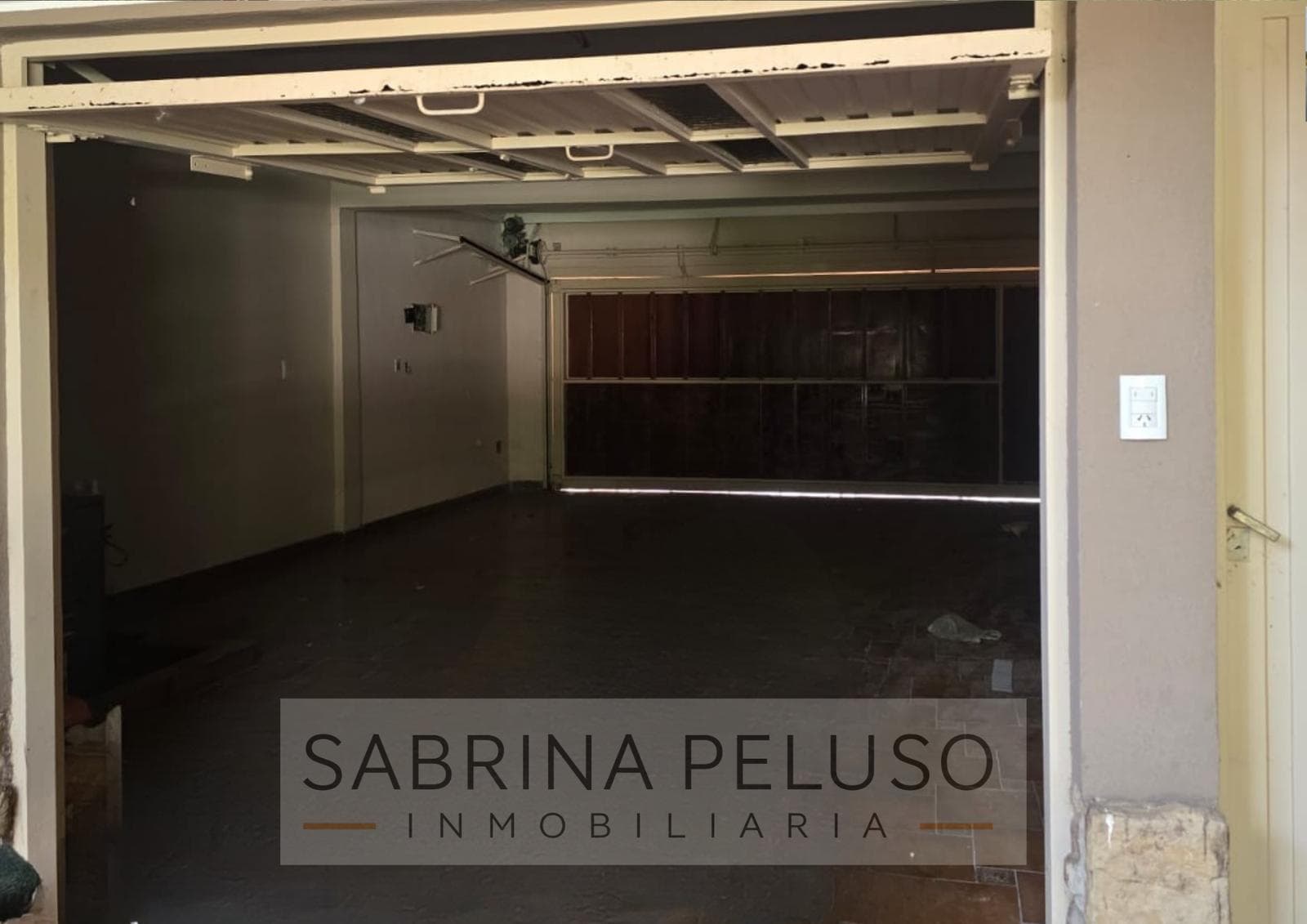 Mansion for Sale in Castelar: 6 Bedrooms, Pool, Barbecue Area, Garages