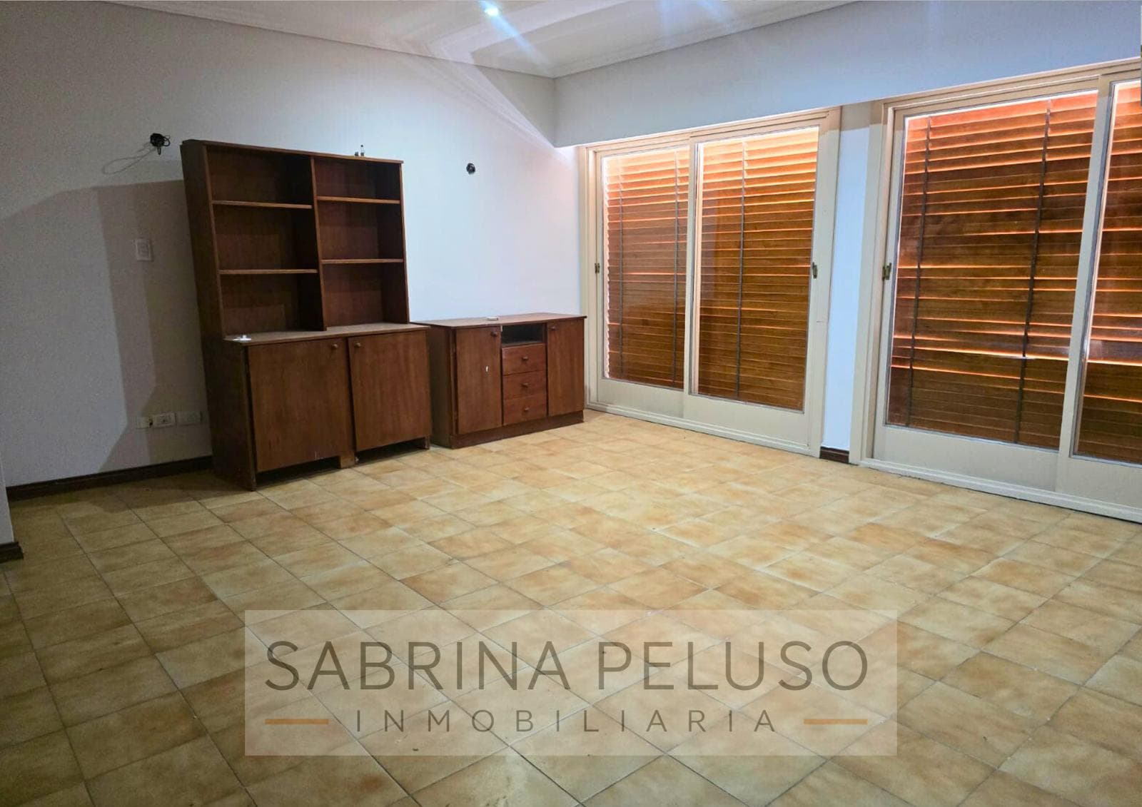 Mansion for Sale in Castelar: 6 Bedrooms, Pool, Barbecue Area, Garages