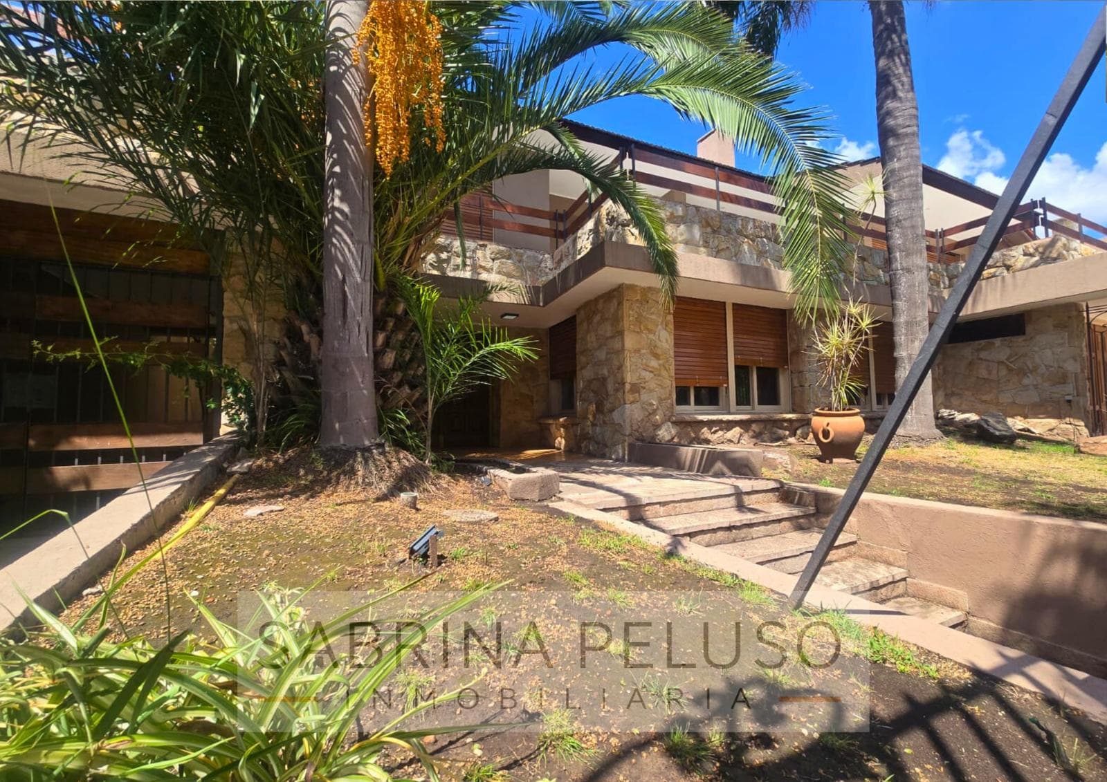 Mansion for Sale in Castelar: 6 Bedrooms, Pool, Barbecue Area, Garages