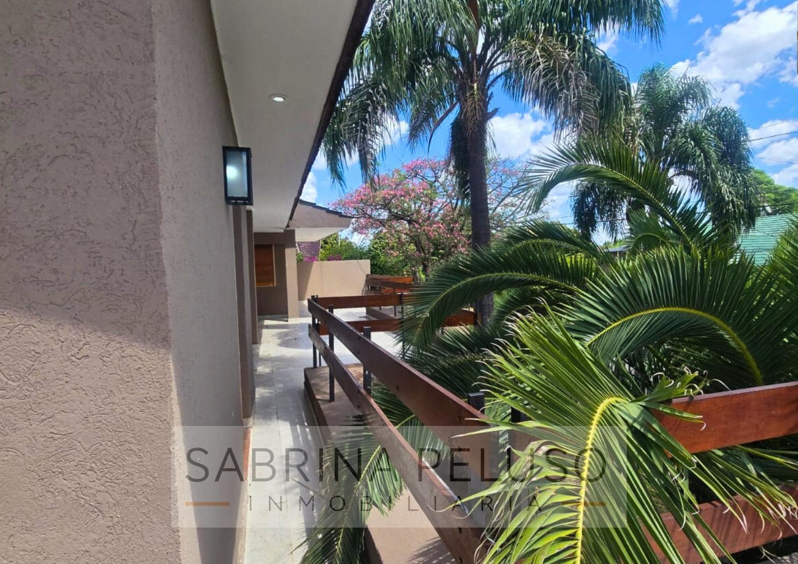 Mansion for Sale in Castelar: 6 Bedrooms, Pool, Barbecue Area, Garages