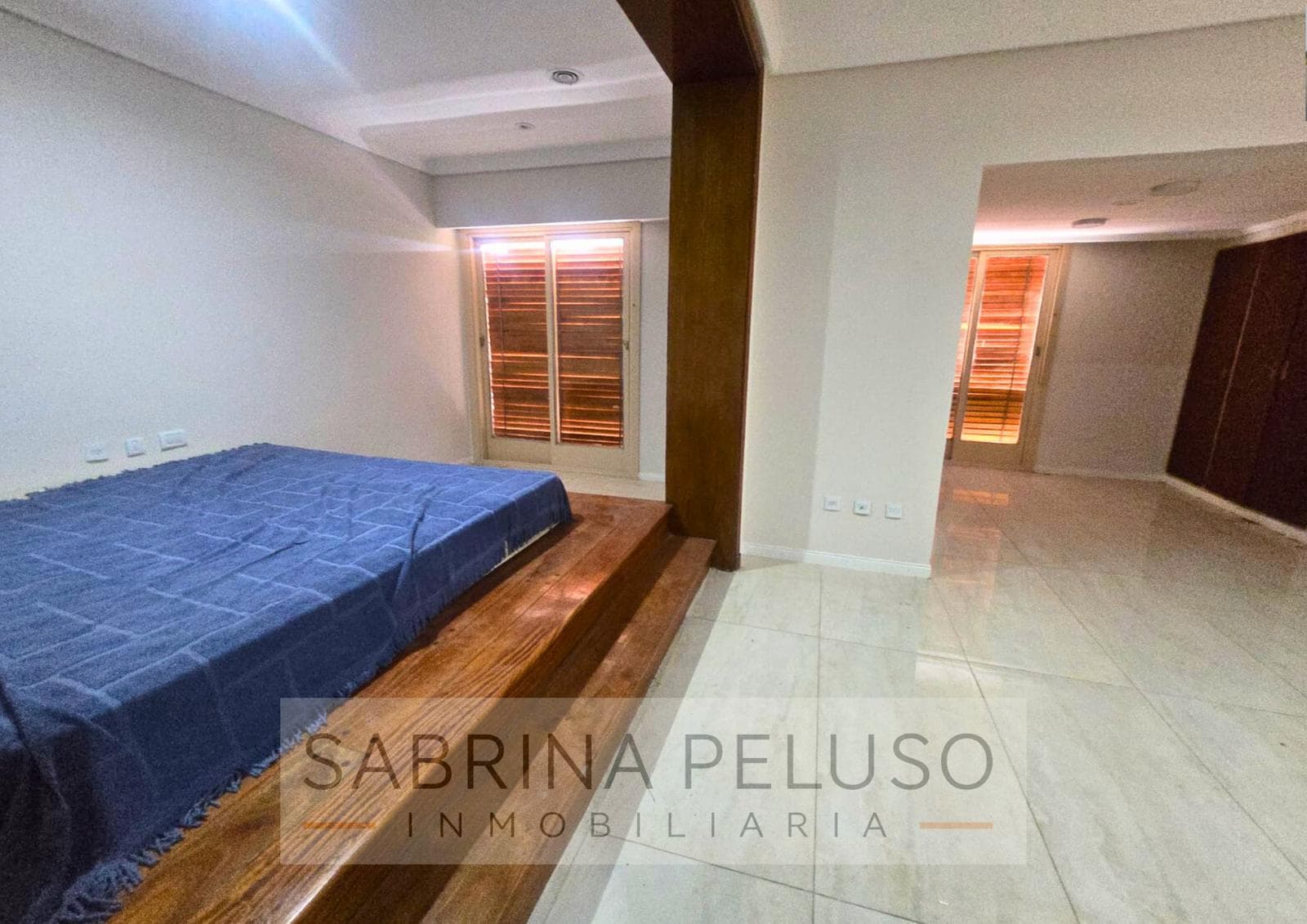 Mansion for Sale in Castelar: 6 Bedrooms, Pool, Barbecue Area, Garages