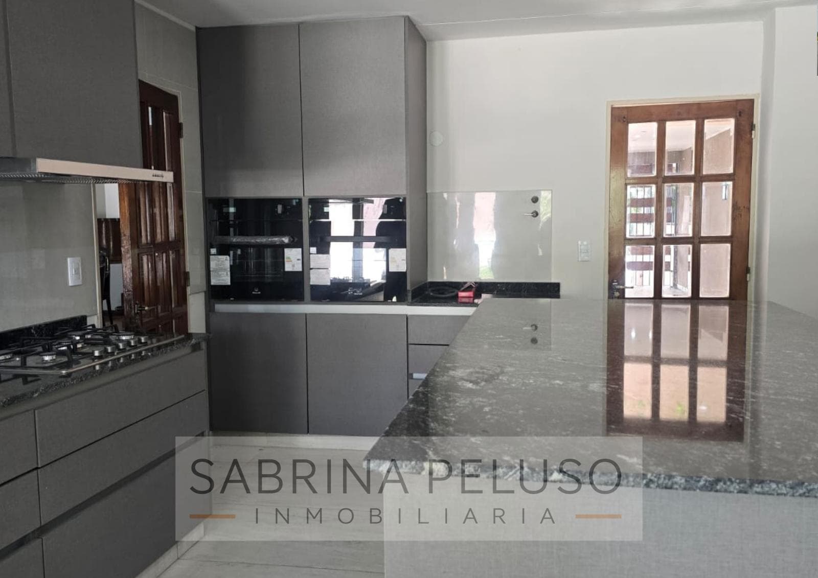 Mansion for Sale in Castelar: 6 Bedrooms, Pool, Barbecue Area, Garages