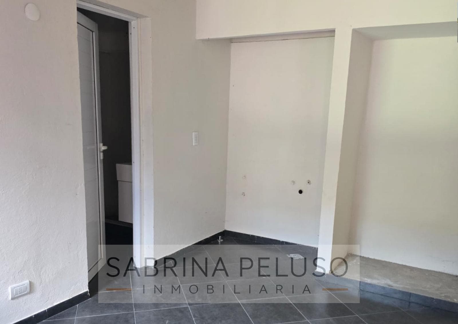 Mansion for Sale in Castelar: 6 Bedrooms, Pool, Barbecue Area, Garages