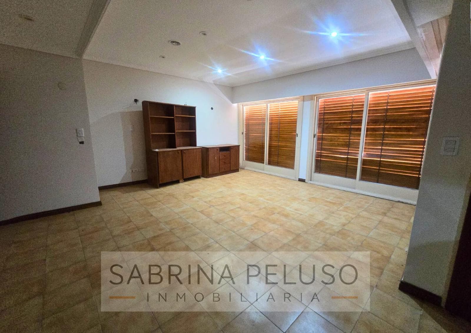 Mansion for Sale in Castelar: 6 Bedrooms, Pool, Barbecue Area, Garages