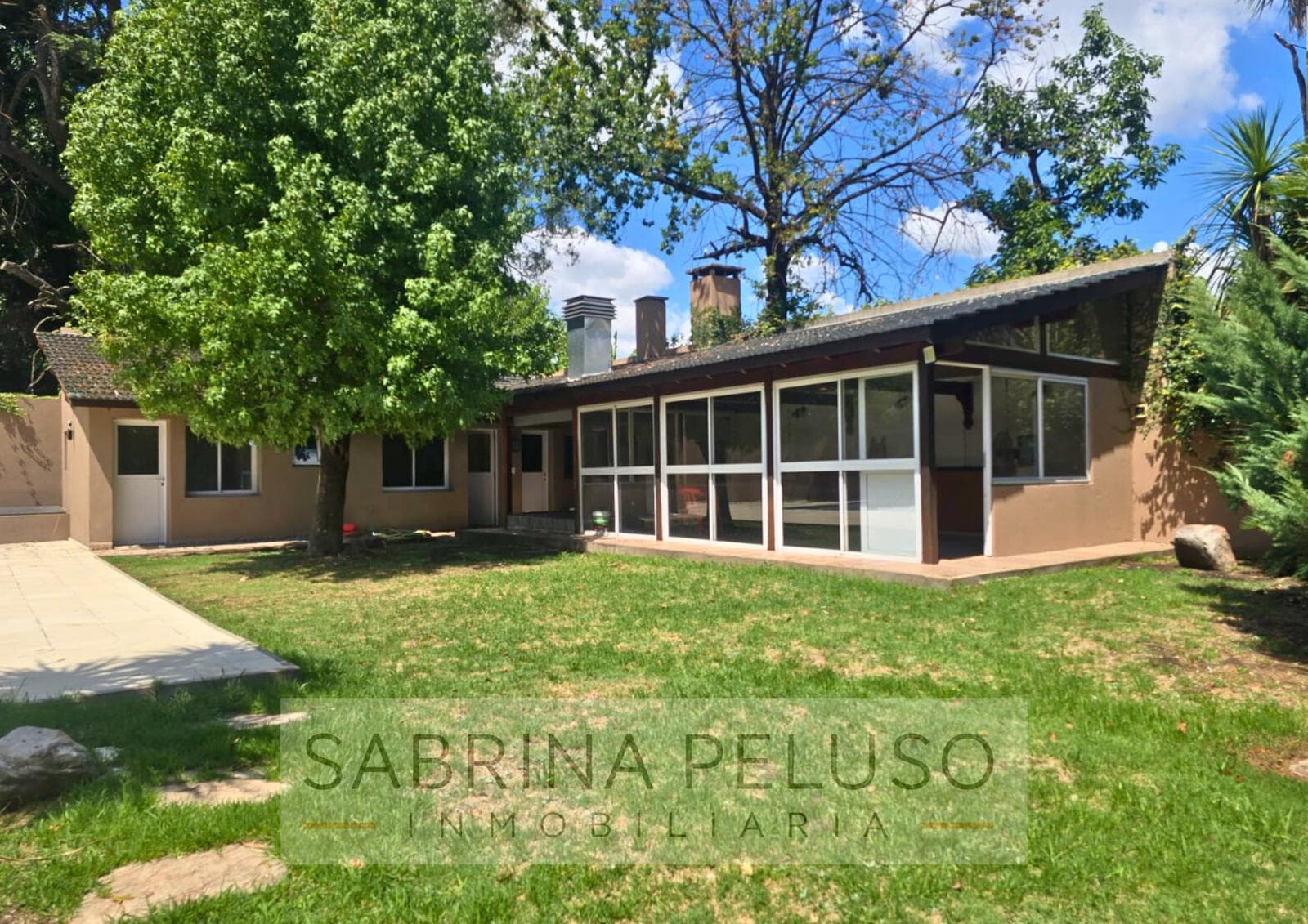 Mansion for Sale in Castelar: 6 Bedrooms, Pool, Barbecue Area, Garages