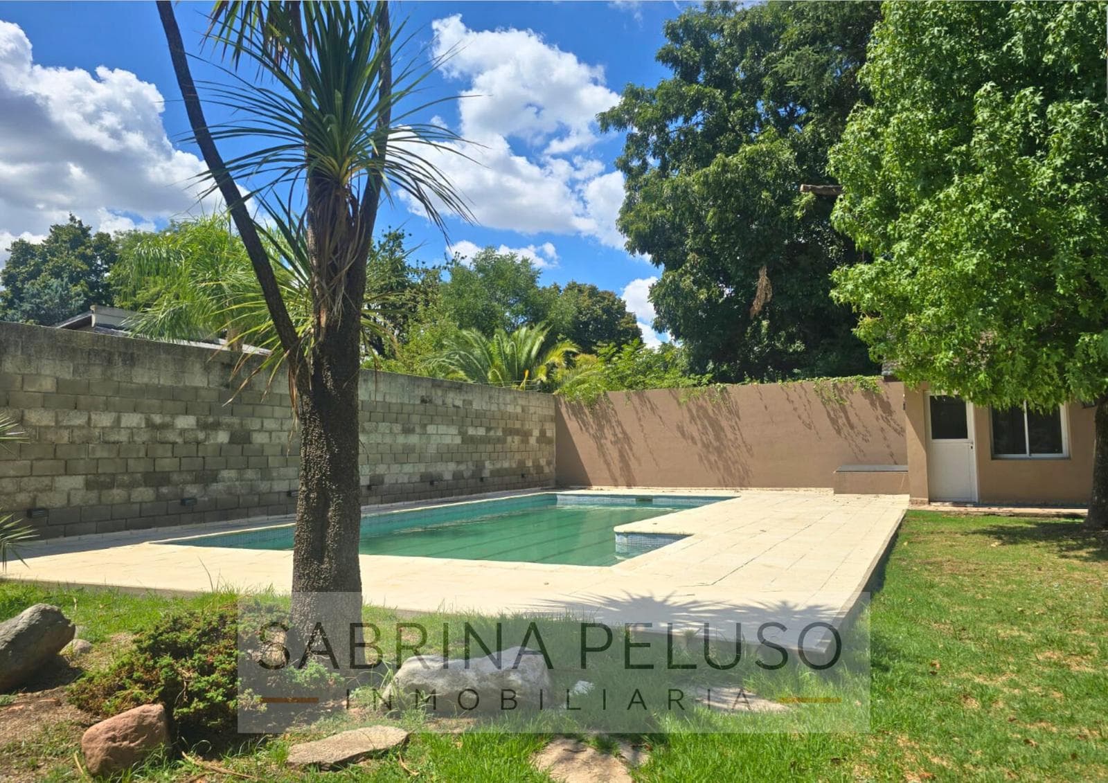 Mansion for Sale in Castelar: 6 Bedrooms, Pool, Barbecue Area, Garages