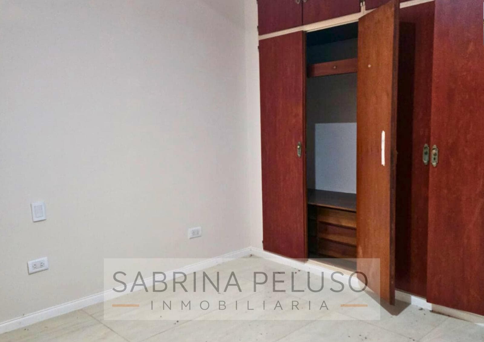 Mansion for Sale in Castelar: 6 Bedrooms, Pool, Barbecue Area, Garages