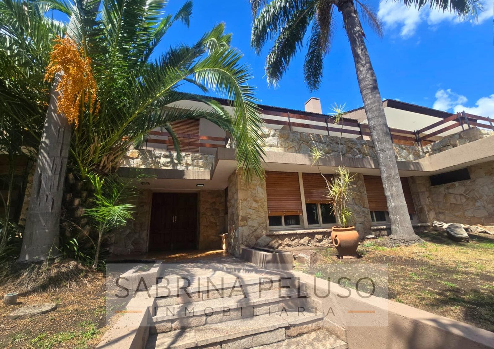 Mansion for Sale in Castelar: 6 Bedrooms, Pool, Barbecue Area, Garages