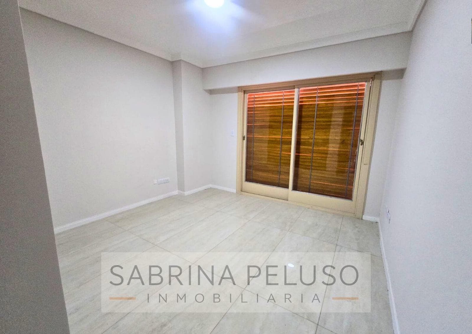 Mansion for Sale in Castelar: 6 Bedrooms, Pool, Barbecue Area, Garages