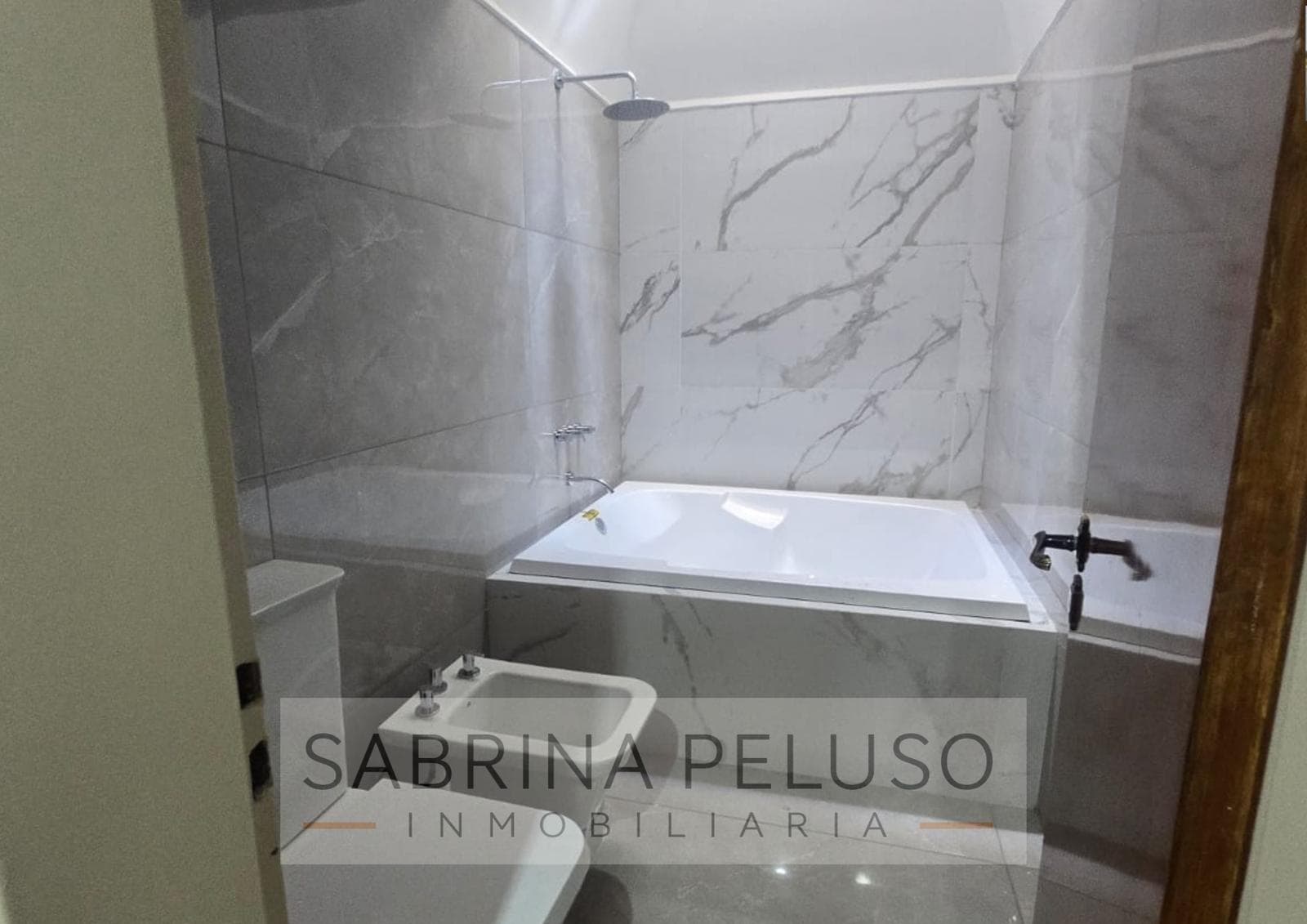 Mansion for Sale in Castelar: 6 Bedrooms, Pool, Barbecue Area, Garages