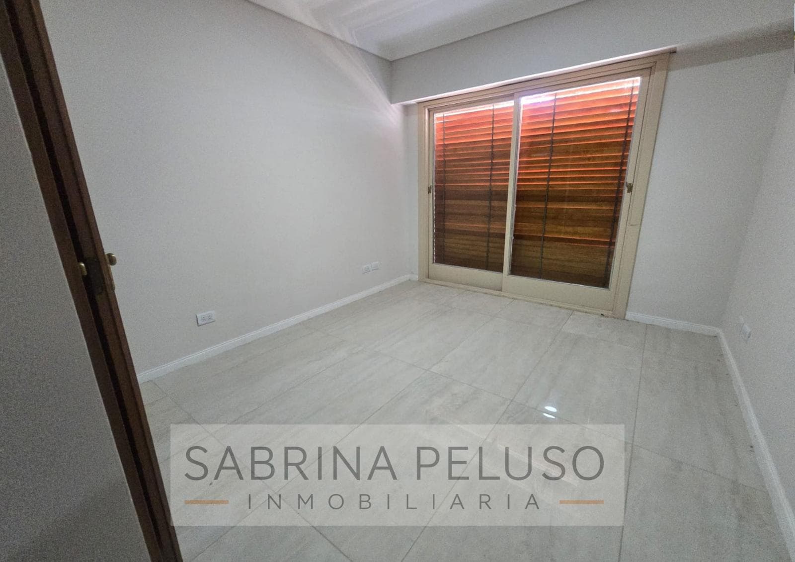 Mansion for Sale in Castelar: 6 Bedrooms, Pool, Barbecue Area, Garages