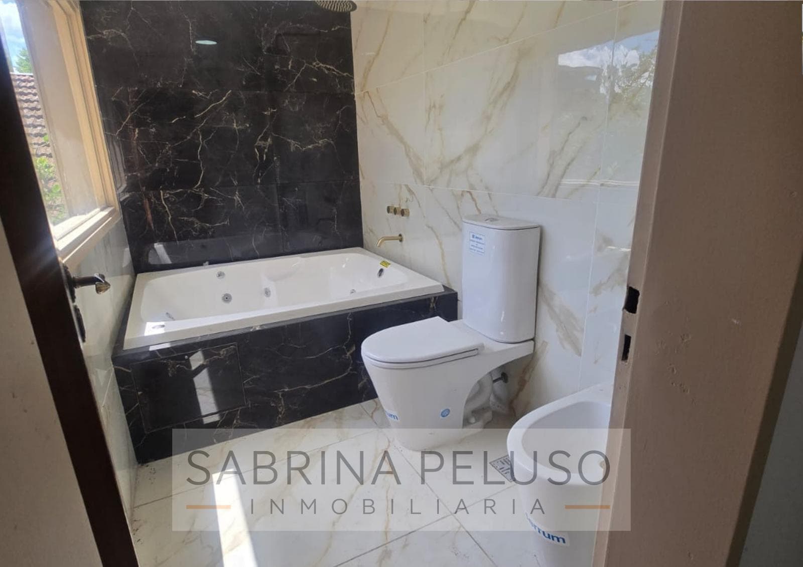 Mansion for Sale in Castelar: 6 Bedrooms, Pool, Barbecue Area, Garages