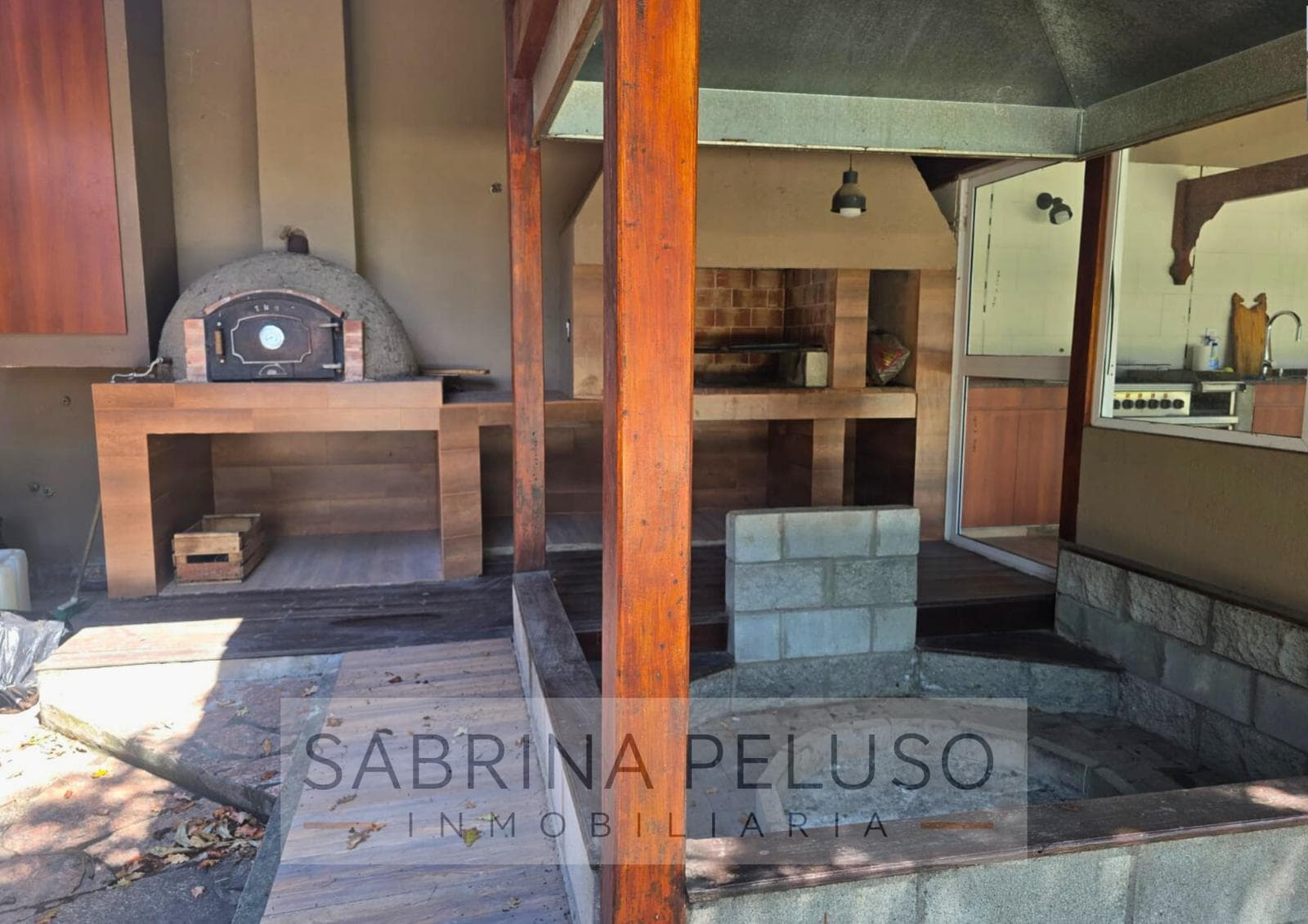 Mansion for Sale in Castelar: 6 Bedrooms, Pool, Barbecue Area, Garages