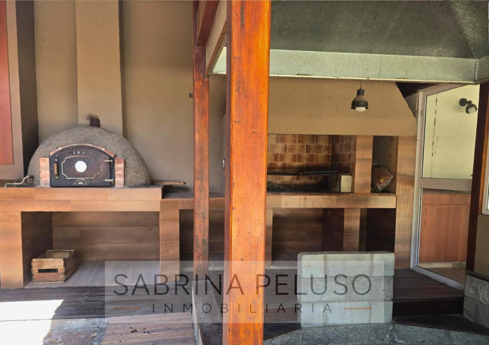 Mansion for Sale in Castelar: 6 Bedrooms, Pool, Barbecue Area, Garages