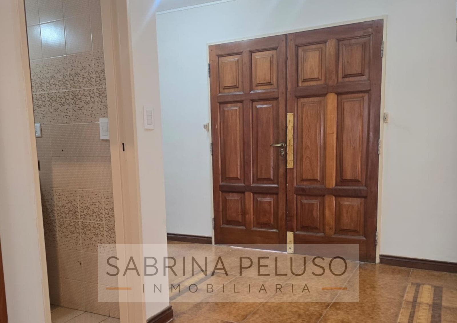 Mansion for Sale in Castelar: 6 Bedrooms, Pool, Barbecue Area, Garages